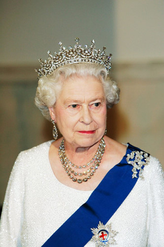 Vòng cổ Festoon cũng là một món quà Nữ hoàng nhận được từ cha của mình - vua George VI. Nó được tạo thành từ 105 viên kim cương. Nữ hoàng thường đeo vòng cho các sự kiện lớn như khai trương Nhà nước của Quốc hội và tiệc chiêu đãi của nhà nước.