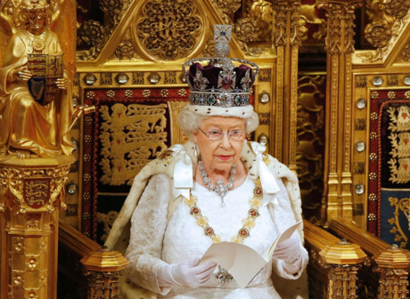 Nữ hoàng Elizabeth đeo vòng cổ kim cương Golden Jubilee được thừa kế từ Nữ hoàng Victoria. Đây là món trang sức mà Nữ hoàng vô cùng yêu thích.