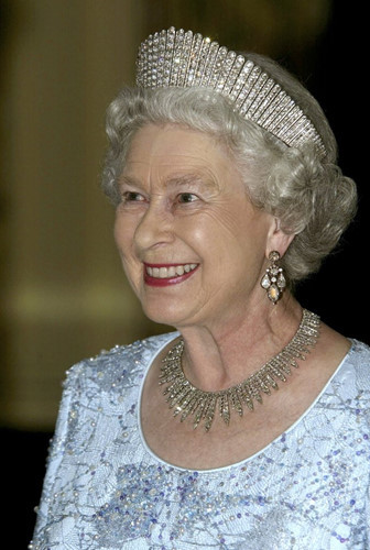 Chiếc vòng cổ là món quà cưới của Nữ hoàng từ một nhóm trong đó có Thị trưởng London, Thống đốc Ngân hàng Trung ương Anh, và Chủ tịch Sở giao dịch chứng khoán. Đây là một món trang sức được chế tác vô cùng tinh tế.