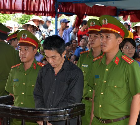 Bị cáo Nguyễn Văn Mười trước vành móng ngựa.