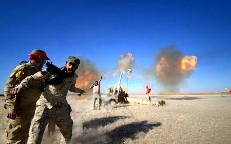Binh sĩ người Shiite nã pháo vào các vị trí của IS ở Mosul. Ảnh: Reuters