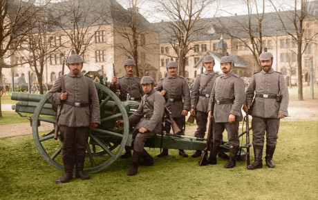 Một nhóm binh sĩ pháo binh Đức. Ảnh tư liệu của Đại học Mở (Anh)