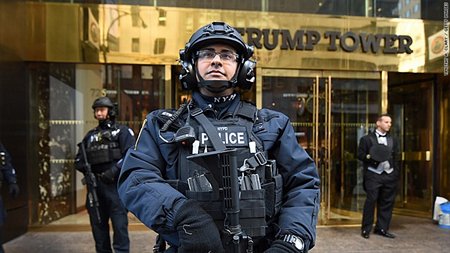 Cảnh sát được điều động tới bảo vệ trước khu vực tòa Tháp Trump. Nguồn: F3 News
