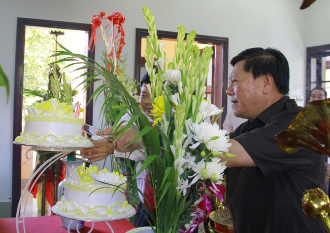 Bí thư Tỉnh ủy- Trần Văn Rón cắt bánh sinh nhật mừng ngày sinh cố Thủ tướng Võ Văn Kiệt. Ảnh: NGUYỄN THỊNH 