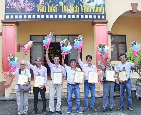 Các tác giả đạt giải trong cuộc thi ảnh “Nét đẹp văn hóa- du lịch Vĩnh Long” chụp ảnh lưu niệm.