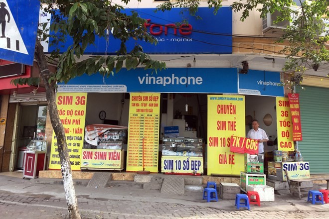 Một cửa hàng bán Sim, thẻ di động vắng khách. (Ảnh: T.H/Vietnam+)