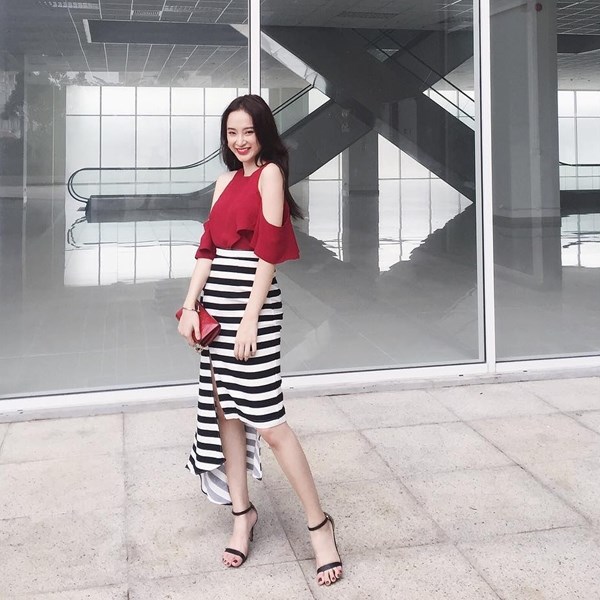 Angela Phương Trinh khoe vai trắng ngần với mẫu áo cut-out màu đỏ rực rỡ. Cô giáo Phong Linh của bộ phim Sứ mệnh trái tim kết hợp thiết kế bắt mắt này cùng chân váy kẻ, có vạt bất đối xứng, càng tôn lên vẻ nữ tính, tinh tế.