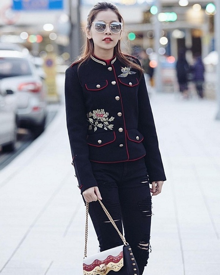Để nâng tầm cho bộ trang phục đen toàn tập, Chi Pu chọn kính mắt tráng gương và túi xách Gucci thời thượng làm phụ kiện phối kèm.