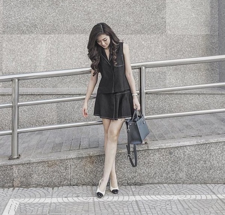 Dương Tú Anh cũng khéo léo mix đôi giày two-toned làm phụ kiện nhấn nhá bộ đồ đen đồng điệu.
