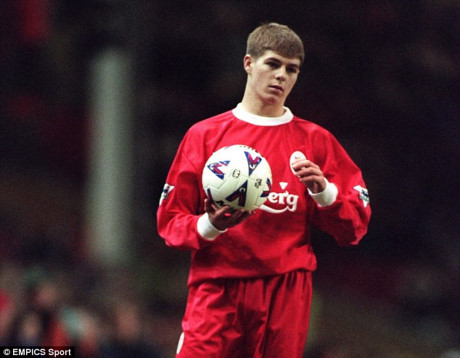 Tháng 11/1998, Steven Gerrard có trận đấu ra mắt Liverpool khi chưa đầy 19 tuổi ở cuộc đọ sức giữa The Reds và Blackburn.