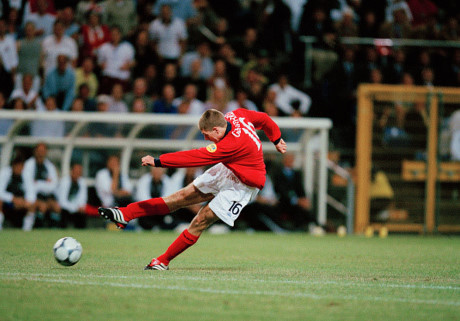 Năm 2000, Gerrard có lần đầu tiên khoác áo ĐT Anh ở một giải đấu lớn khi vào sân thay Owen trong trận Anh thắng Đức 1-0 tại EURO 2000.