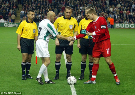 Ngày 15/10/2003, Gerrard có trận đầu tiên đeo băng đội trưởng Liverpool khi ra sân trong trận gặp Ljubljana ở UEFA Cup.