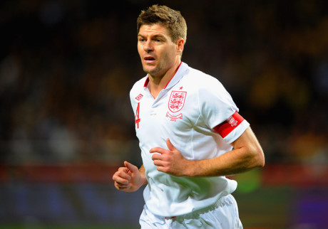 Năm 2010, Gerrard lần đầu được đeo băng đội trưởng ĐT Anh.