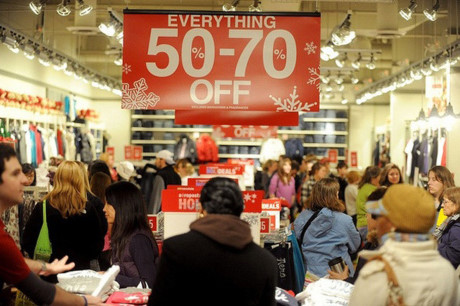 Nhiều cửa hàng giảm giá từ 50 – 70% (Ảnh: Hanoiplus)