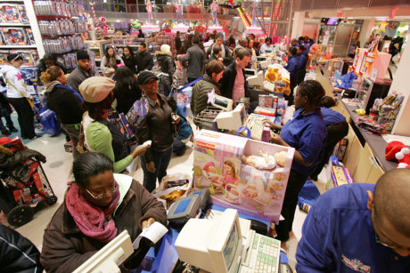 Nhiều tín đồ mua sắm đổ xô đến trung tâm thương mại tại London (Anh) để “vơ vét” hàng giảm giá (Ảnh: Digital Spy)