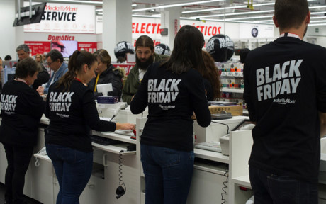 Các trung tâm mua sắm lớn huy động tối đa nhân viên phục vụ dịp Black Friday (Ảnh: The Inquisitr)