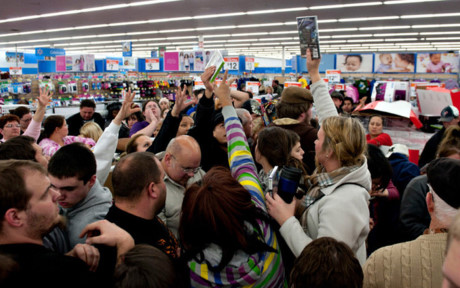 Black Friday là ngày mở hàng cho mùa mua sắm tấp nập nhất ở nước Mỹ sau đó lan rộng ra thành một “cơn sốt” mua sắm trên toàn thế giới (Ảnh minh họa: I4U News)