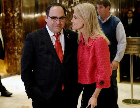 Bà Conway và Giám đốc hậu cần cho chiến dịch tranh cử của ông Trump George Gigicos trao đổi khi có mặt tại tháp Trump ở New York.
