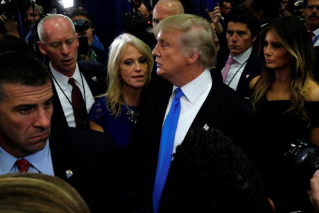 Ông Trump và quản lý chiến dịch tranh cử Kellyanne Conway sau cuộc tranh luận trực tiếp đầu tiên với bà Clinton tại Đại học Hofstra ở Hempstead, New York.
