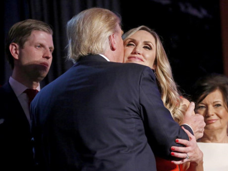 Ông Trump dành cho bà Conway cái ôm thật chặt khi kết quả bầu cử cho thấy ông giành chiến thắng áp đảo trước bà Clinton.