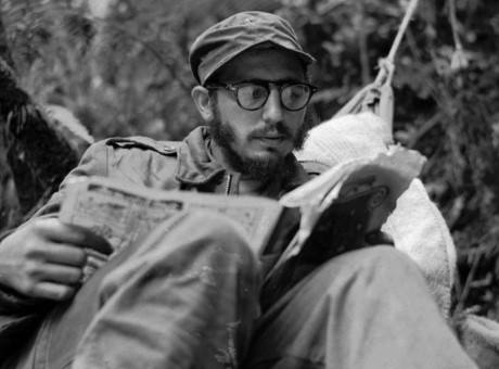 Lãnh đạo du kích Castro đọc báo tại căn cứ ở vùng núi Sierra Maestra của Cuba vào năm 1957.
