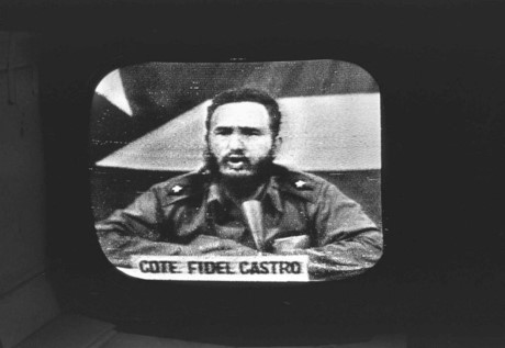 Chủ tịch Cuba Fidel Castro lên sóng phát thanh-truyền hình để đáp trả lệnh phong tỏa bằng hải quân của Tổng thống Mỹ Kennedy vào ngày 23/10/1962.