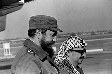 Fidel Castro (trái) và lãnh đạo PLO Yasser Arafat bên nhau tại sân bay La Habana trong chuyến thăm Cuba đầu tiên của ông Arafat. Ảnh: Reuters.
