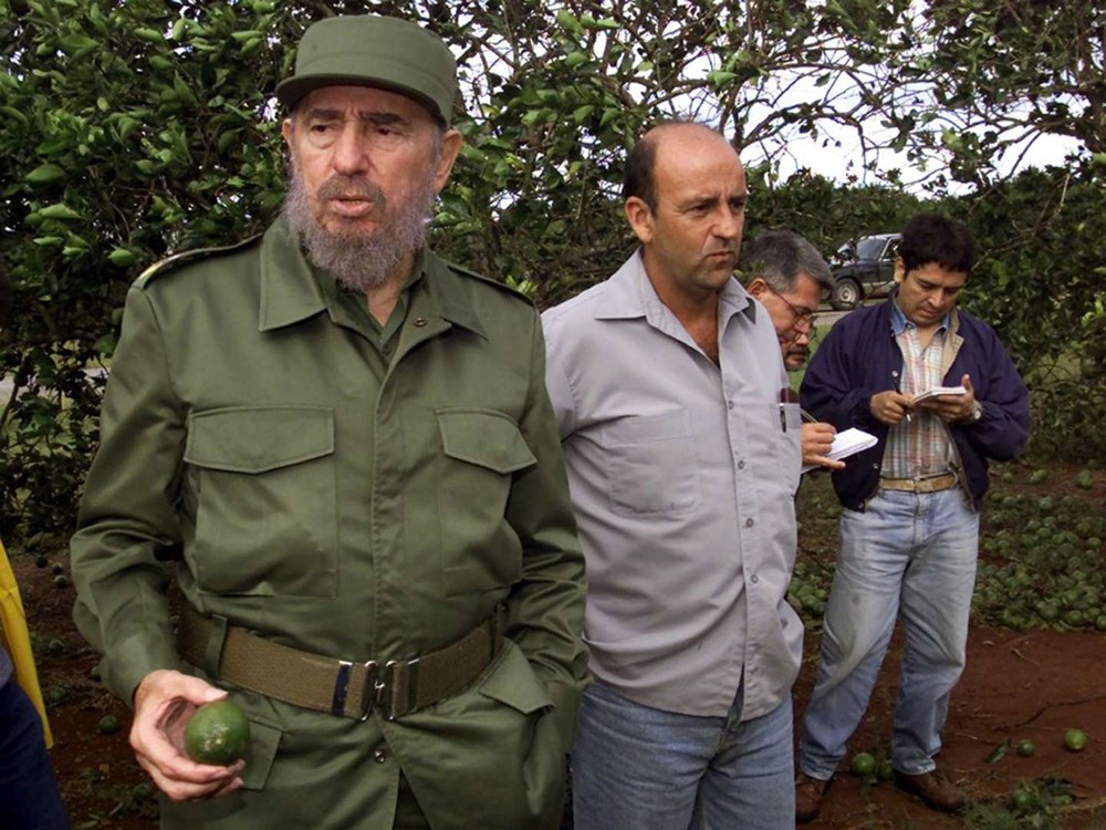 Fidel tới hiện trường chỉ đạo khắc phục hậu quả cơn bão Michelle năm 2001.