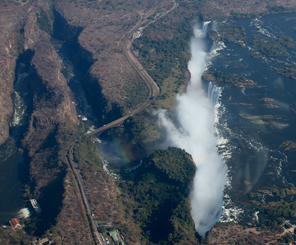 Thác Victoria - trên biên giới Zambia và Zimbabwe - là một trong những thác nước tuyệt vời nhất trên thế giới với độ cao trên 100m và rộng hơn 1km. Mỗi phút nó đổ xuống 550 triệu lít nước, tạo ra một đám mây khổng lồ mà người dân địa phương hay gọi là 