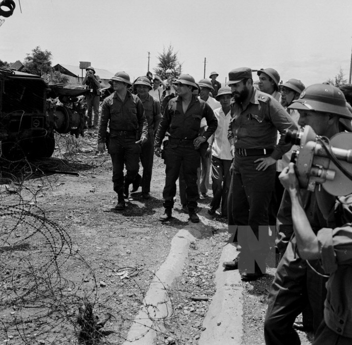 Lãnh tụ Cuba Fidel Castro thăm căn cứ Tân Lâm và Dốc Miếu trên vành đai Mắc Namara. (Ảnh: TTXVN)