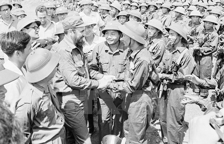 Thủ tướng Fidel Castro gặp gỡ các chiến sĩ trong đoàn Khe Sanh Quân giải phóng Trị Thiên-Huế. (Ảnh: TTXVN)