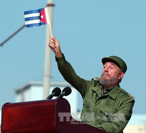 Lãnh tụ Cuba Fidel Castro phát biểu trước hàng nghìn người dân bên ngoài Văn phòng đại diện quyền lợi của Mỹ ở La Habana (Cuba) ngày 21/6/2004. Ảnh: EPA/TTXVN