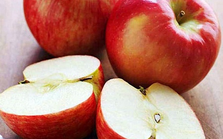 Táo: Vỏ táo có chứa axit ursolic, có tác dụng tăng tốc độ đốt cháy chất béo cũng như tăng khối lượng cơ xương. Với chỉ số đường huyết thấp hơn so với nhiều loại trái cây, một quả táo là món ăn nhẹ lý tưởng trước khi luyện tập.  
