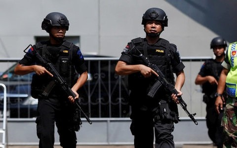 Cảnh sát Indonesia trên đường phố Jakarta. Ảnh: Reuters