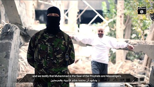 Một cảnh trong đoạn video hướng dẫn giết chóc của IS. (ảnh: Daily Mail).