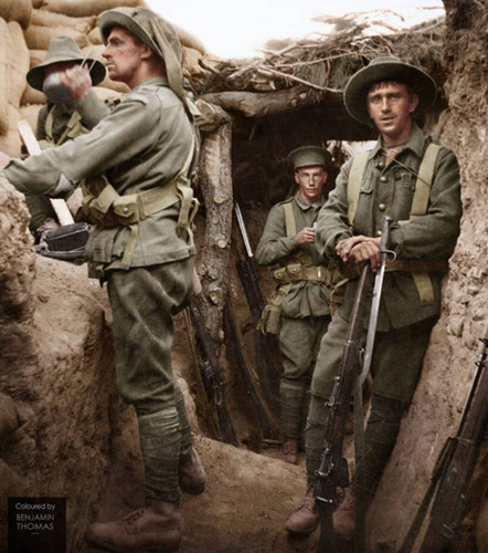 Binh sĩ Australia kiệt sức nhưng gắng gượng chụp bức hình này trong chiến hào chiếm được của quân Thổ Nhĩ Kỳ vào tháng 8/1915.