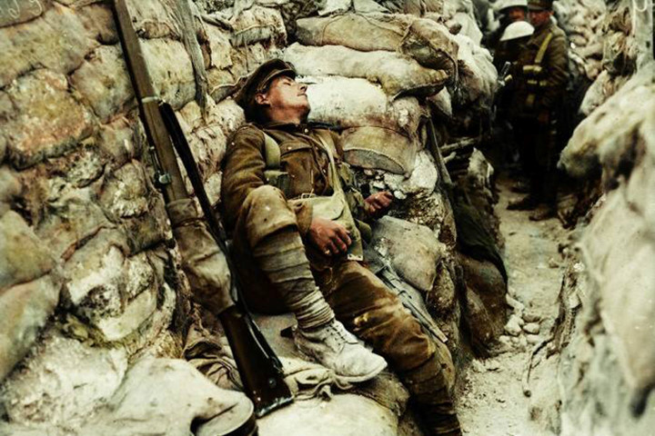 Một lính Anh ngủ trong chiến hào tiến tuyến ở Somme vào tháng 9/1916.