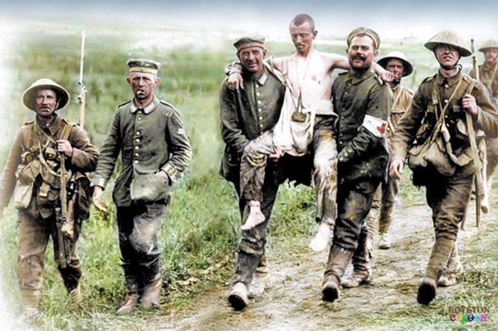 Lính Anh bên các tù binh Đức bị thương ở phía đông bắc Amiens vào tháng 7/1916.