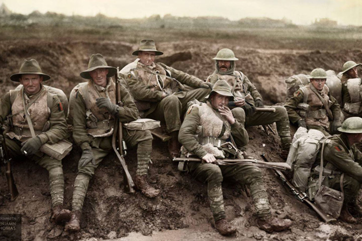 Lính sư đoàn 5 Australia rít thuốc lá khi nghỉ chân trên con đường Montauban gần Mametz, Pháp.