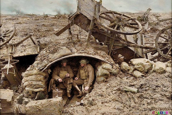 Hai lính Australia thư giãn trong hầm trú ẩn ở Flanders, Bỉ vào tháng 9/1917.