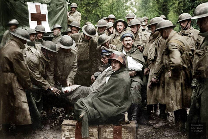 Quân y Mỹ thuộc Đại đội 103 và 104 chăm sóc các lính Đức bị thương.