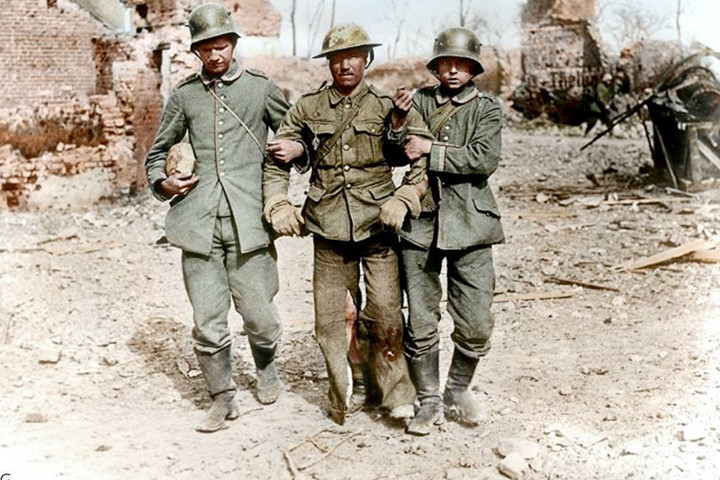 Binh sĩ Đức dìu một lính Anh bị thương, vào năm 1917. 