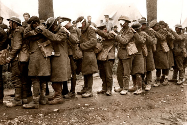 Lính sư đoàn 55 Anh bị mù mắt do khí độc, đang xếp hàng chờ điều trị gần Bethune trong trận Estaires vào tháng 4/1918 ở Flanders.