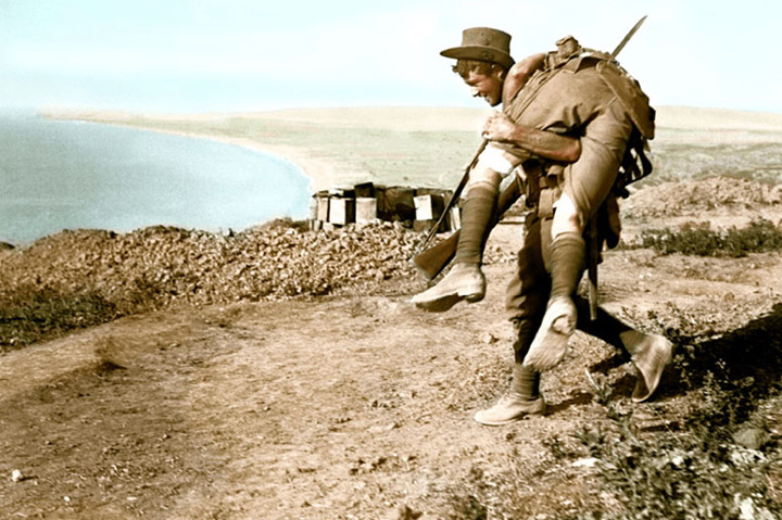 ính Australia vác 1 đồng đội bị thương tới một trạm y tế gần Suvla trên bờ biển của bán đảo Gallipoli thuộc đế chế Ottoman, năm 1915.