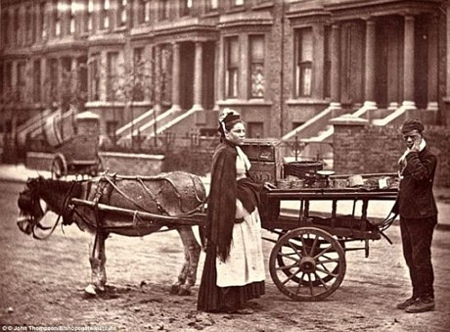 Một người phụ nữ bán dâu tây. (ảnh: Bishopsgate Institute).