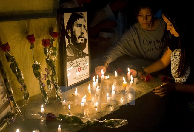 Người dân Cuba thắp nến tưởng niệm Lãnh tụ Fidel Castro tại La Habana ngày 26/11. (Nguồn: AP/TTX)