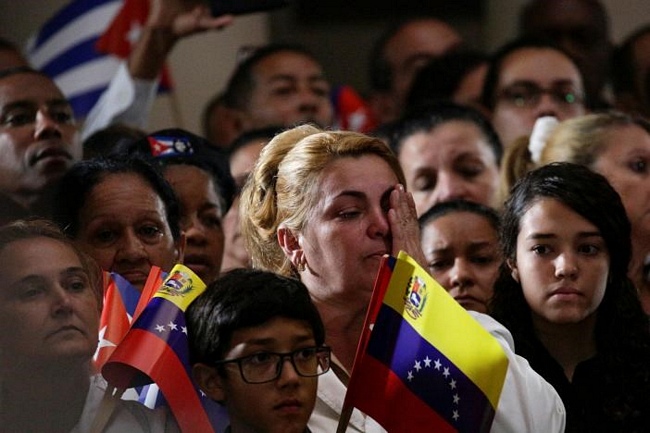 Người phụ nữ bật khóc trong lễ tưởng niệm tại Caracas, Venezuela. (Nguồn: Reuters)