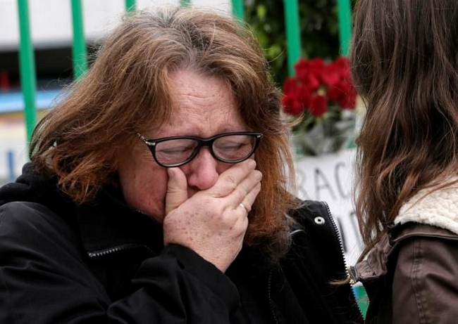 Người phụ nữ khóc bên ngoài cổng Đại sứ quán Cuba tại Mexico. (Nguồn: Reuters)