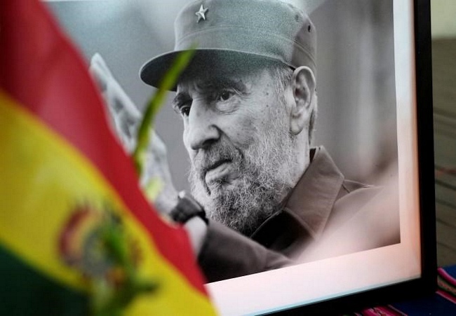 Một tấm poster in hình lãnh tụ Fidel Castro trong một lễ tưởng niệm tại La Paz, Bolivia. (Nguồn: Reuters)