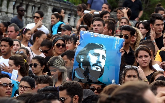 Hàng trăm thanh niên Cuba đã tuần hành tưởng niệm tại Trường đại học La Habana, bày tỏ lòng tiếc thương vô hạn sự ra đi của Lãnh tụ Cách mạng kiệt xuất Fidel Castro. (Nguồn: EPA/TTXVN)
